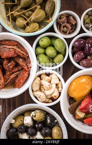 Auswahl der Tapas in Keramikschalen Stockfoto