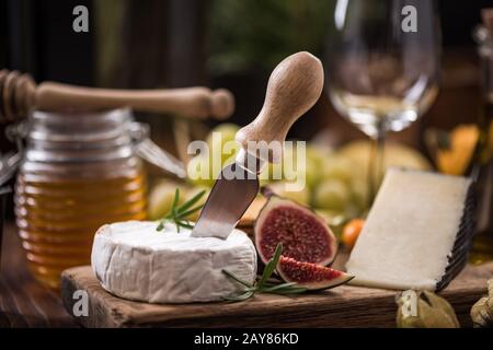 Camembert Käse an Bord mit Feige Stockfoto