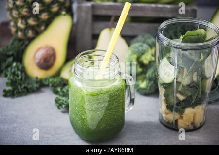 Grüner Smoothie mit Zutaten im Mixer Stockfoto