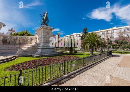 Denkmäler, Wahrzeichen und Architektur in den Straßen von Cadiz, Spanien Stockfoto