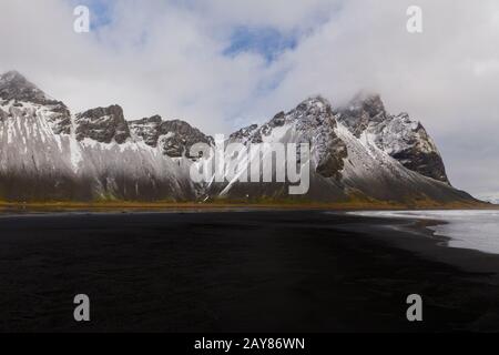 Luftaufnahme von Vestrahorn Berge und Stokksnes Strand bei Sonnenuntergang. Island im Frühjahr Stockfoto