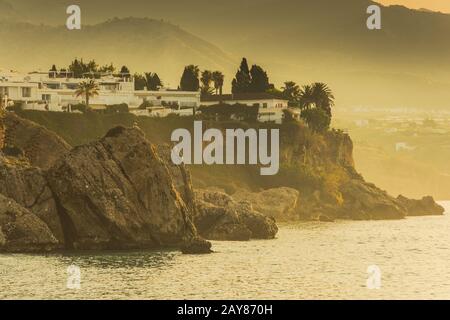 Schönen Sonnenaufgang über dem Strand in Nerja, Andalusien, Spanien Stockfoto