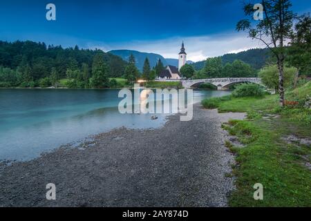 Kirche Sv. Johannes der Täufer von dem Bohinj See, Slowenien Stockfoto