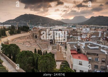 Römisches Amphitheater in Cartagena, Spanien bei Sonnenuntergang Stockfoto