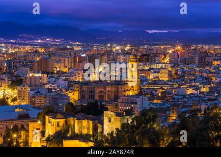 Kathedrale von Málaga und Stadtbild im Zwielicht Stockfoto