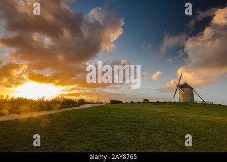 Taditional alte Windmühle in Frankreich. Stockfoto