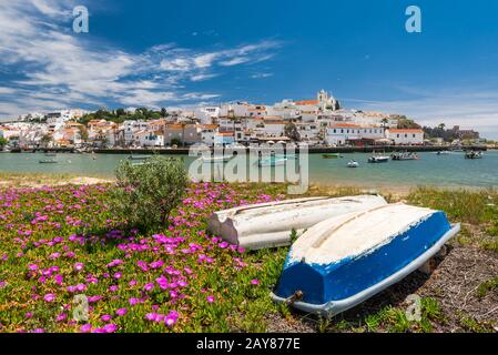 Ferragudo Fischerdorf an der Algarve, Portugal Stockfoto