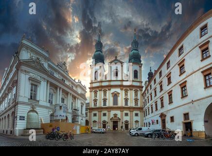 Jesuitenkirche oder Universitätskirche am Ignaz-Seipel-Platz in Wien. Stockfoto