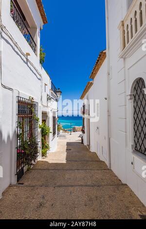 Enge Straße in Altea, Spanien Stockfoto