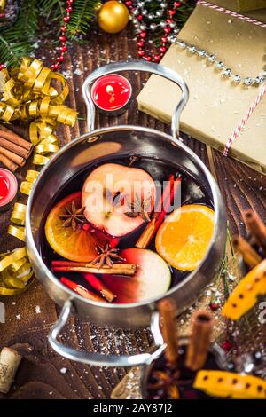 Gewürze und Glühwein im Topf Stockfoto