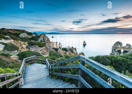 Holzsteg Fußweg zum schönen Strand Praia Camilo auf Region Küste der Algarve, Portugal Stockfoto