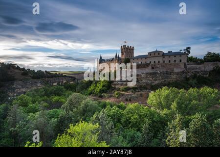 Alcazar in Segovia auf einem Hügel, das sich über dem Tal hinkende Stockfoto