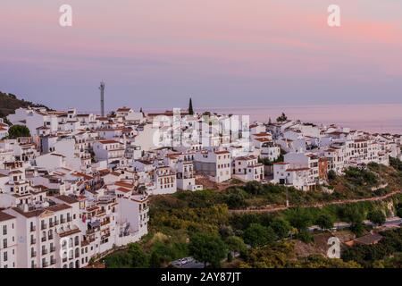 Das Stadtbild von Frigiliana, weißer Schurf bei Sonnenuntergang Stockfoto