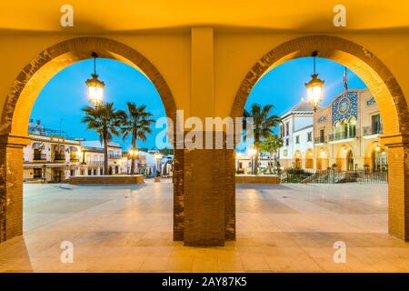 Beutiful City Square in Palos de la Frontera, Spanien zu blauer Stunde Stockfoto