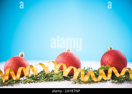 Weihnachtsornamente auf Schneegrund Stockfoto