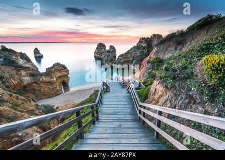 Holzsteg Fußweg zum schönen Strand Praia Camilo auf Region Küste der Algarve, Portugal Stockfoto