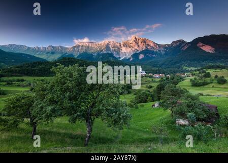 Atemberaubender Sonnenuntergang über den Alpen im Dorf Dreznica in Slowenien Stockfoto