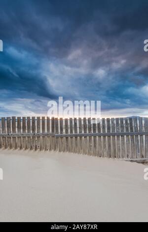 Wolkenlandschaft über Strand und Meer in Spanien, vor Sturm Stockfoto