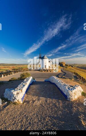 Mittelalterliche Windmühlen auf Hügel in Consuegra, Spanien Stockfoto