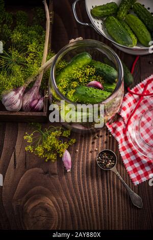 Zutaten für eingelegte Gurken auf Holztisch Stockfoto