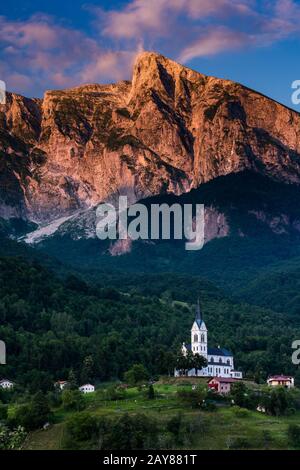 Atemberaubender Sonnenuntergang über den Alpen im Dorf Dreznica in Slowenien Stockfoto