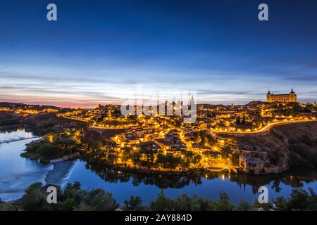 Nächtliches Stadtbild von Toledo in Spanien Stockfoto