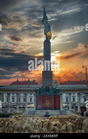 Sowjetisches Kriegsdenkmal, bekannt als Heldendenkmal der Roten Armee und Brunnen am Schwarzenbergplatz. Es ist eine weiße Marmorkolonnade der Figur eines Roten Stockfoto