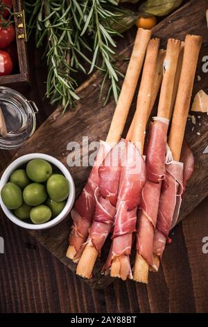 Brotstangen mit Schinken aus Prosciutto, spanische Tapa-Bar Stockfoto