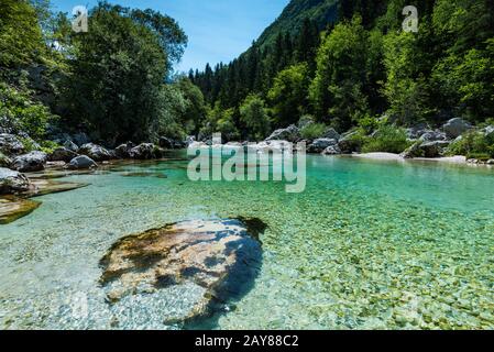 Kristallklares Wasser im Fluss Soca, Slowenien Stockfoto