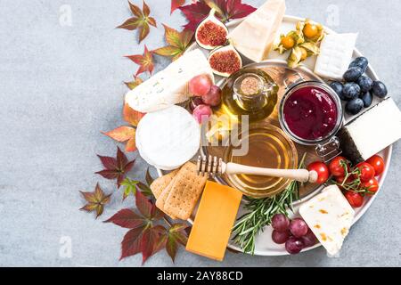 Käseplatte mit allen Arten von Käse und Obst Stockfoto