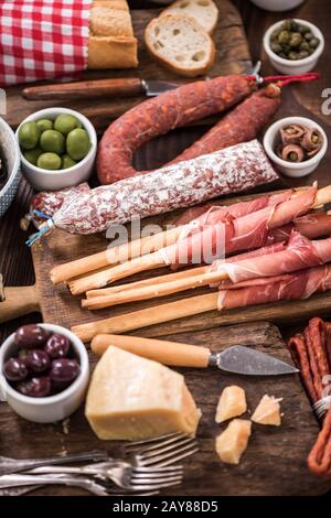 Spanische Fleischauswahl auf Holztisch Stockfoto