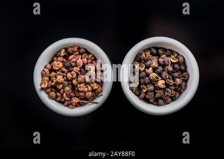 Nepalesische Timut und Sichuan-Pfeffer in Töpfen Stockfoto