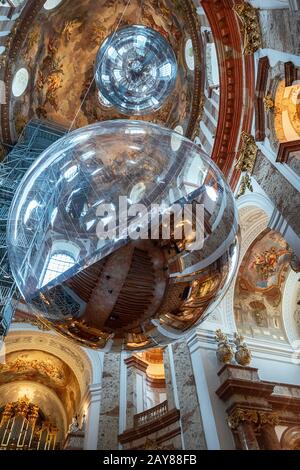 Karlskirche oder St. Charles Kirche Innenraum. Es handelt sich um eine Barockkirche auf der Südseite des Karlsplatzes Stockfoto