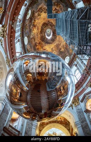 Karlskirche oder St. Charles Kirche Innenraum. Es handelt sich um eine Barockkirche auf der Südseite des Karlsplatzes Stockfoto