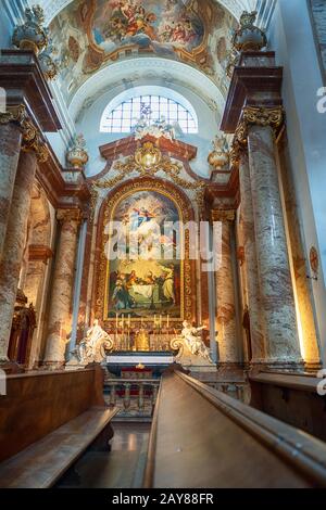Karlskirche oder St. Charles Kirche Innenraum. Es handelt sich um eine Barockkirche auf der Südseite des Karlsplatzes Stockfoto