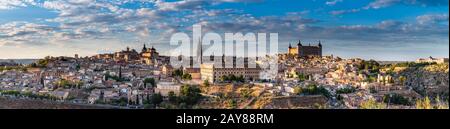 Genähtes Panorama von Toledo in Spanien Stockfoto