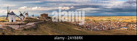 Genähtes Panorama legendärer Windmühlen in Consuegra, Spanien Stockfoto