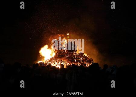 Das Feuer am nachdunklen Nachfinstereignis in der Nacht zum Bonfire Stockfoto