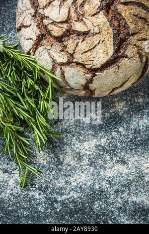 Komplettes Brot mit selbstgebackenem Laib Stockfoto