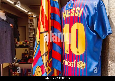10. JULI 2018, BARCELONA, SPANIEN: Messi Hemden zum Verkauf im Souvenirladen Stockfoto