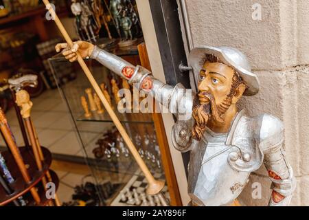 10. JULI 2018, Poble Espanyol, BARCELONA, SPANIEN: Don Quixote Statue im Souvenirladen Stockfoto