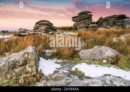 Granit-Tor am frostigen Morgen in Dartmoor, England. Stockfoto