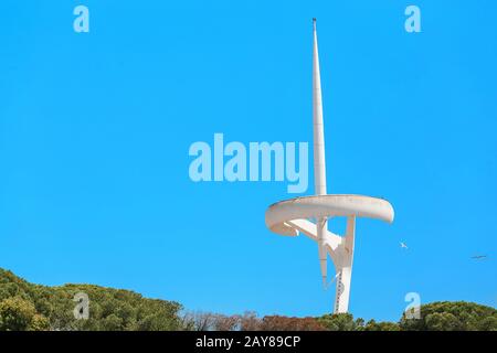 10. JULI 2018, BARCELONA, SPANIEN: Turm in Form einer Fackel im Olympiapark Stockfoto