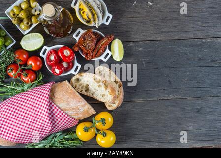 Spanische Tapas auf rustikalem Holztisch von oben Stockfoto