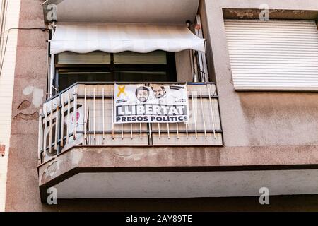 10. JULI 2018, BARCELONA, SPANIEN: Llibertat Pressos Politics (Freiheit für Politische Gefangene) Banner auf einem typischen katalanischen Balkon Stockfoto