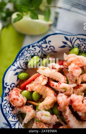 Saubere Salate mit Flusskrebsen Stockfoto