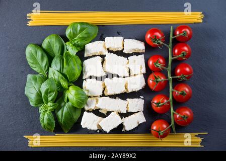 Italienische Flagge aus frischen, tipischen Speisen auf schwarzem Hintergrund Stockfoto