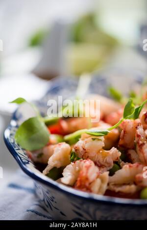 Eiweißsalat mit Flusskrebsen, Edamame und Nudeln Stockfoto