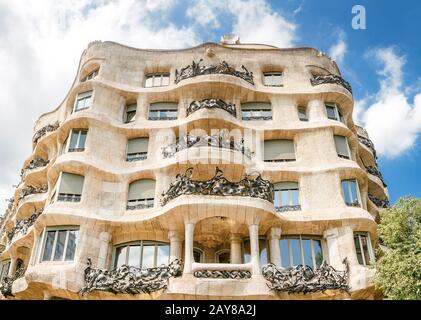 10. JULI 2018, BARCELONA, SPANIEN: Hausfassadenarchitektur in Barcelona Stockfoto