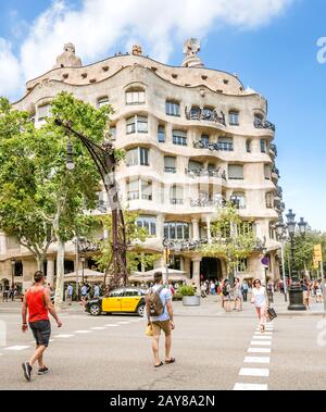 10. JULI 2018, BARCELONA, SPANIEN: Hausfassadenarchitektur in Barcelona Stockfoto